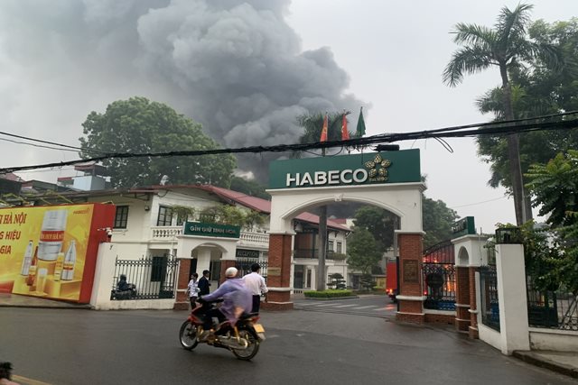 Hà Nội: Cháy tại nhà máy bia, khói đen cuồn cuộn